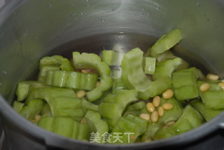 黄豆苦瓜猪骨汤的做法步骤：6