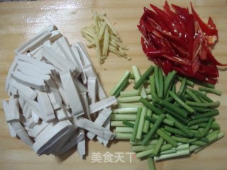 蒜苗炒香干的做法步骤：1