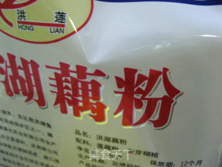 花生酱藕粉配饼干 早餐的做法步骤：1