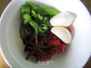 苦瓜烧排骨的做法步骤：1