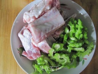 苦瓜烧排骨的做法步骤：3