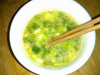 葱香鸡蛋的做法步骤：2