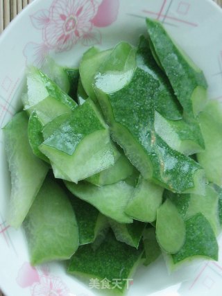 【你家的冬瓜皮扔了吗】冬瓜皮赤豆饮的做法步骤：1