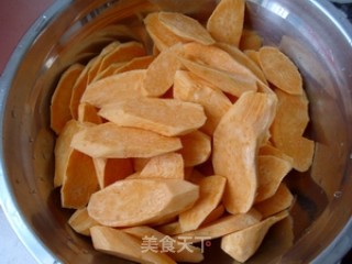 椒盐炸番薯片的做法步骤：2
