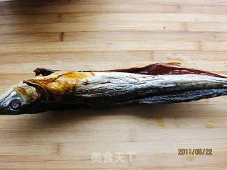玉米饼子炒咸鱼的做法步骤：2