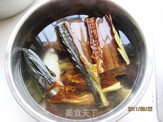 玉米饼子炒咸鱼的做法步骤：3