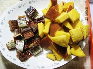 玉米饼子炒咸鱼的做法步骤：4