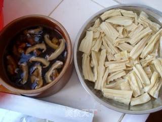 蘑菇腐竹炒瘦肉的做法步骤：1