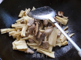 蘑菇腐竹炒瘦肉的做法步骤：6