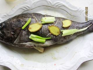 葱油鱼的做法步骤：1