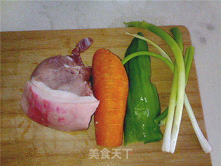 【平淡的幸福】葱香肉丝面的做法步骤：1