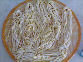 【平淡的幸福】葱香肉丝面的做法步骤：12