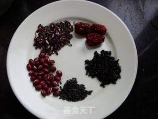 补血佳品--血糯黑米红豆粥的做法步骤：1