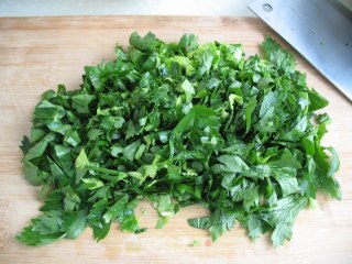 芹菜叶子玉米饼的做法步骤：2