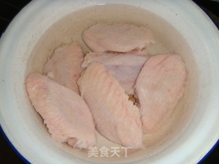 脆皮鸡翅的做法步骤：1