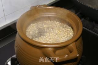 【粤菜】凉瓜黄豆猪骨汤的做法步骤：2