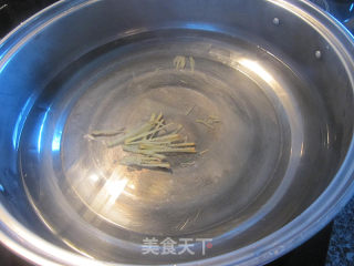 健康早餐金针菇荞麦面的做法步骤：1
