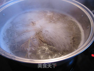 健康早餐金针菇荞麦面的做法步骤：2