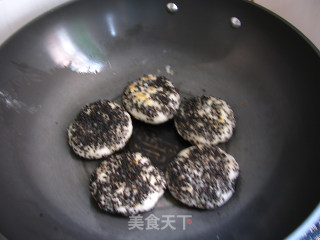 芝麻糯米饼的做法步骤：7