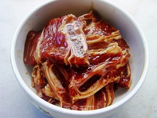 香煎牛仔骨的做法步骤：2