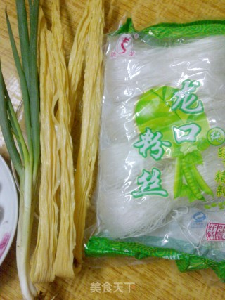 【粤菜】--清滚肉丸粉丝腐竹汤的做法步骤：1