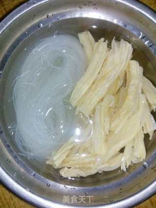 【粤菜】--清滚肉丸粉丝腐竹汤的做法步骤：3