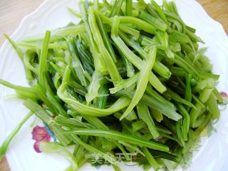 芹菜炒土豆的做法步骤：1