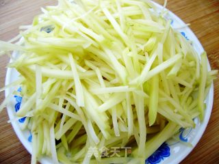 芹菜炒土豆的做法步骤：2