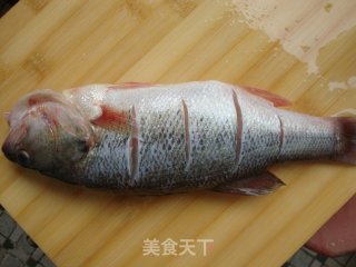 【粤菜】清蒸鲈鱼的做法步骤：1