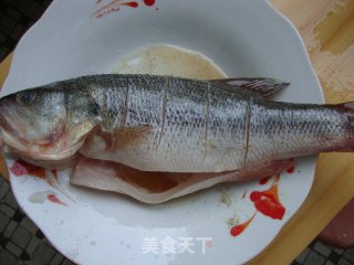 【粤菜】清蒸鲈鱼的做法步骤：2