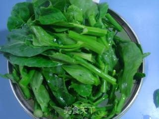【粤菜】腊味炒芥兰的做法步骤：1
