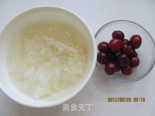 [粤菜]---补血养颜甜品银耳樱桃的做法步骤：1