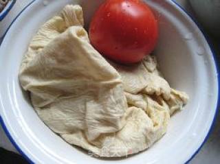 番茄豆皮汤的做法步骤：1