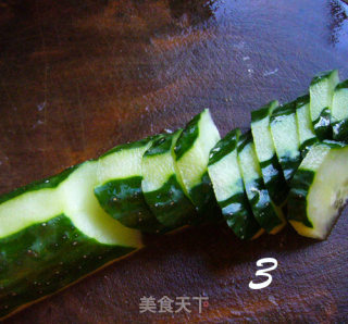 怀念家的味道-----青瓜炒鱿鱼的做法步骤：2