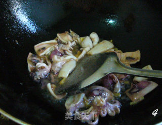 怀念家的味道-----青瓜炒鱿鱼的做法步骤：3
