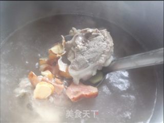 【粤菜】牛大力土茯苓猪骨汤的做法步骤：4