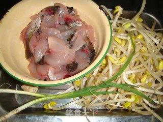 豆芽鱼片汤的做法步骤：1