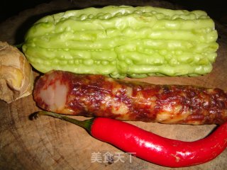 腊肠炒苦瓜的做法步骤：1