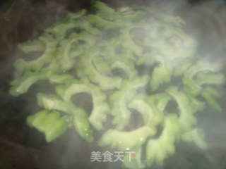腊肠炒苦瓜的做法步骤：3