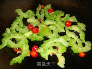 腊肠炒苦瓜的做法步骤：5