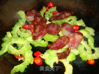 腊肠炒苦瓜的做法步骤：6