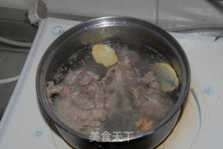 【粤菜】胡萝卜玉米马蹄汤的做法步骤：1