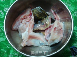 【粤菜】--鱼头焖豆腐的做法步骤：2