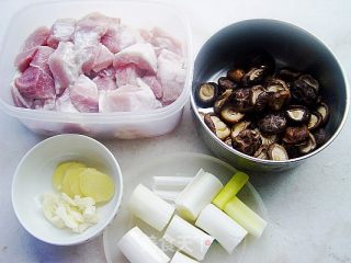 【粤菜】冬菇焖猪肉的做法步骤：1