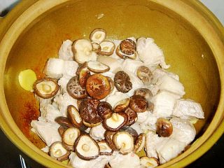 【粤菜】冬菇焖猪肉的做法步骤：4