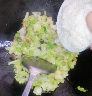 【粤菜】--包菜炒冷饭的做法步骤：3