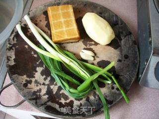 土豆炒香干的做法步骤：1