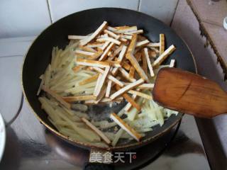土豆炒香干的做法步骤：5