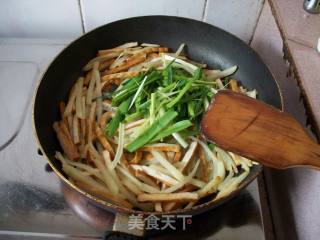 土豆炒香干的做法步骤：6