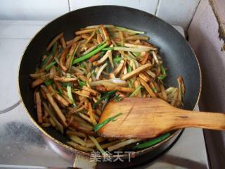土豆炒香干的做法步骤：8